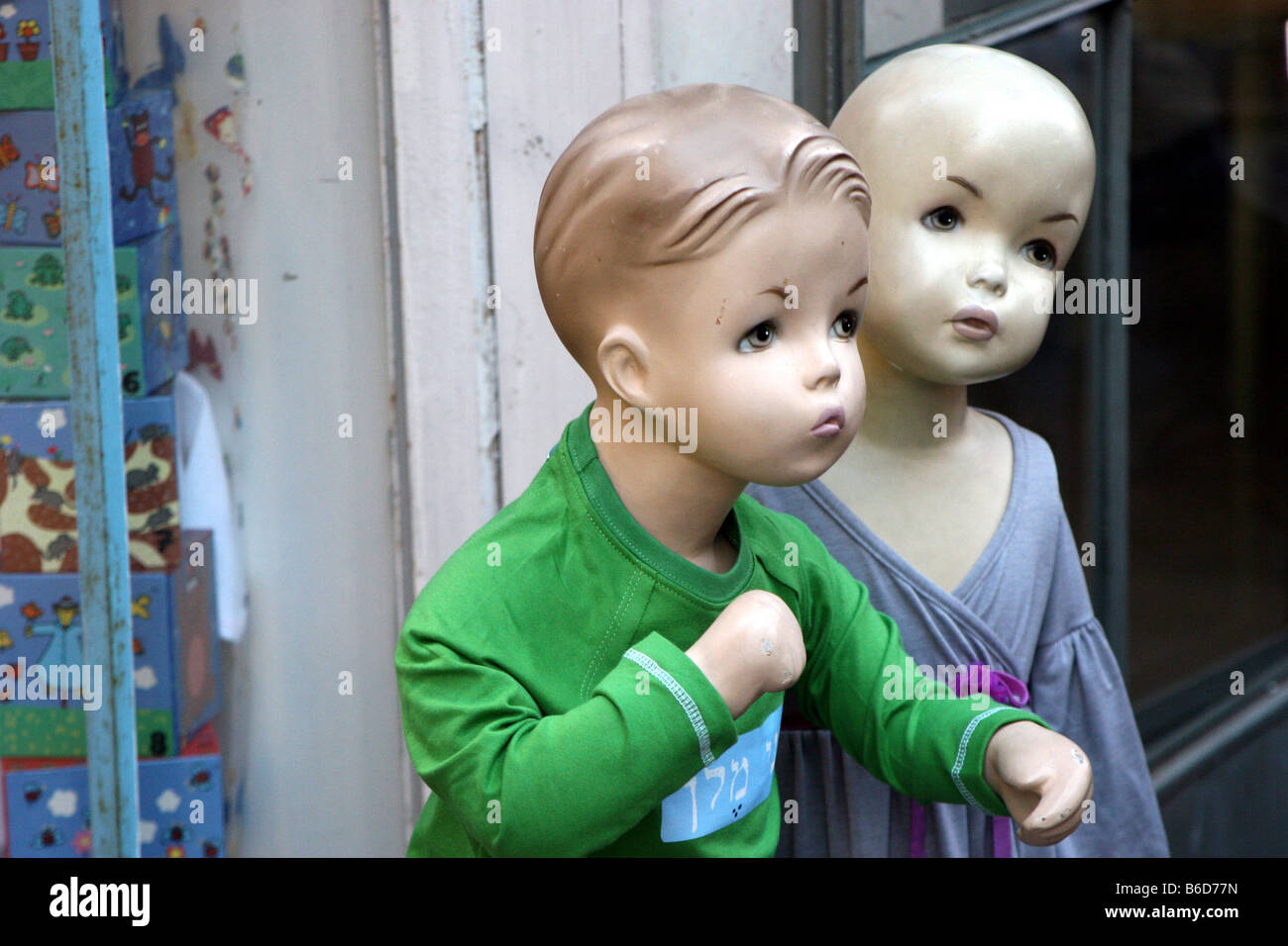 Due bambini dimensioni manichini di moda Foto Stock