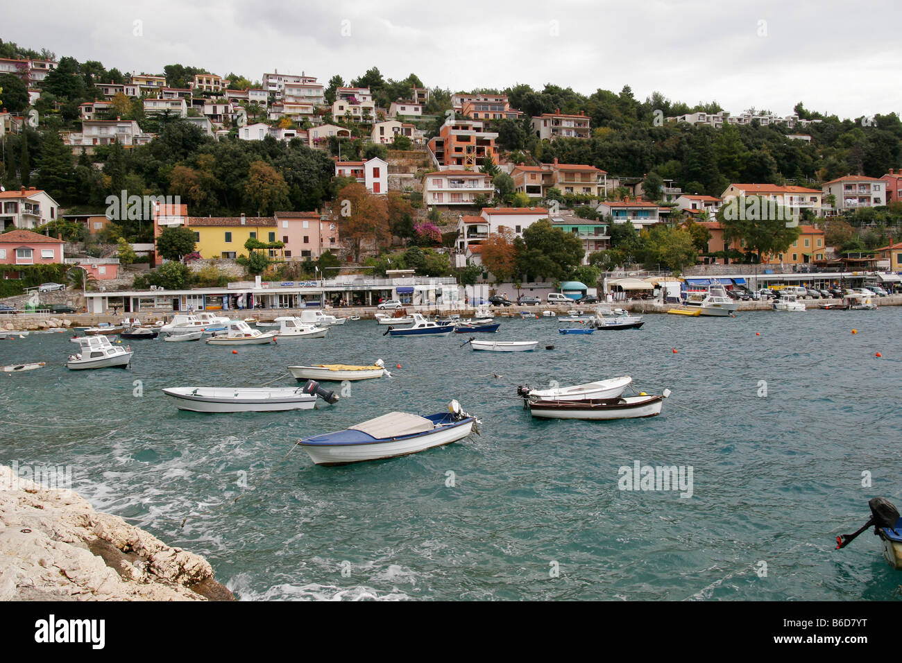 Kroatien Croazia Europa europei outdoor esterno esterno esterni giorno luce diurna mediterraneo barche da pesca porto bo Foto Stock
