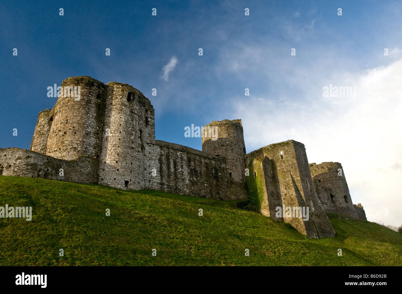 Kidwelly o Cydweli Castello nel Carmarthenshire Galles occidentale Foto Stock