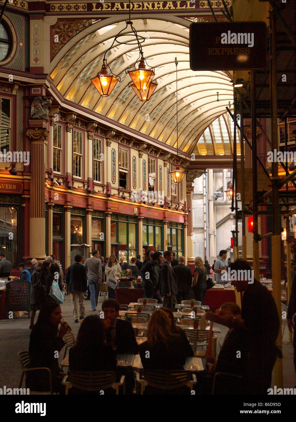 Mercato Leadenhall coperto pub riempito Street London City Regno Unito con il nome visibile nella parte superiore dell'immagine Foto Stock