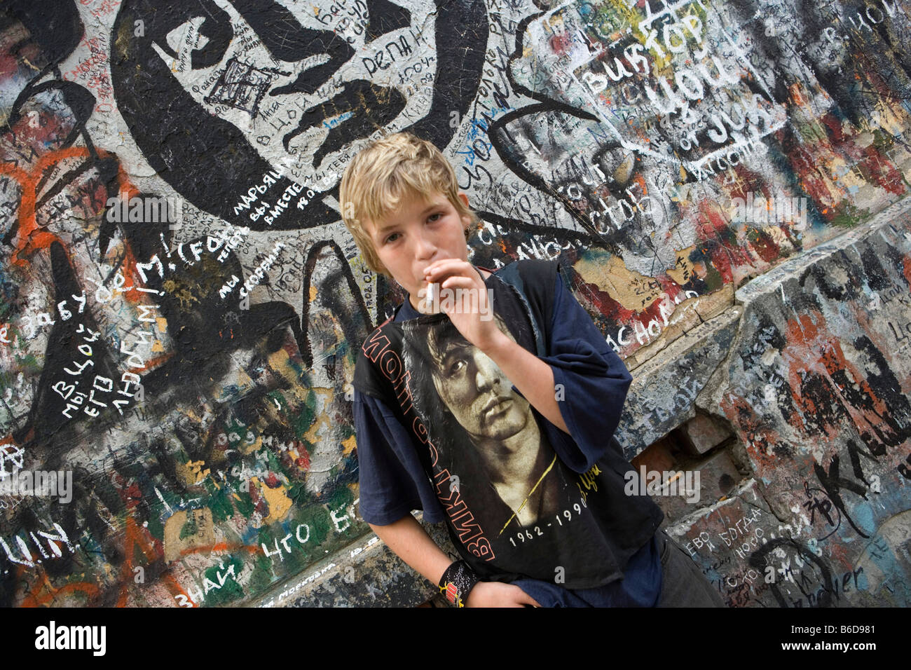 Russia, Mosca. Arbat street, ventola nella parte anteriore della parete con segni e testi dedicati agli ex rock popstar Viktor Tsoj 1962-1990 Foto Stock