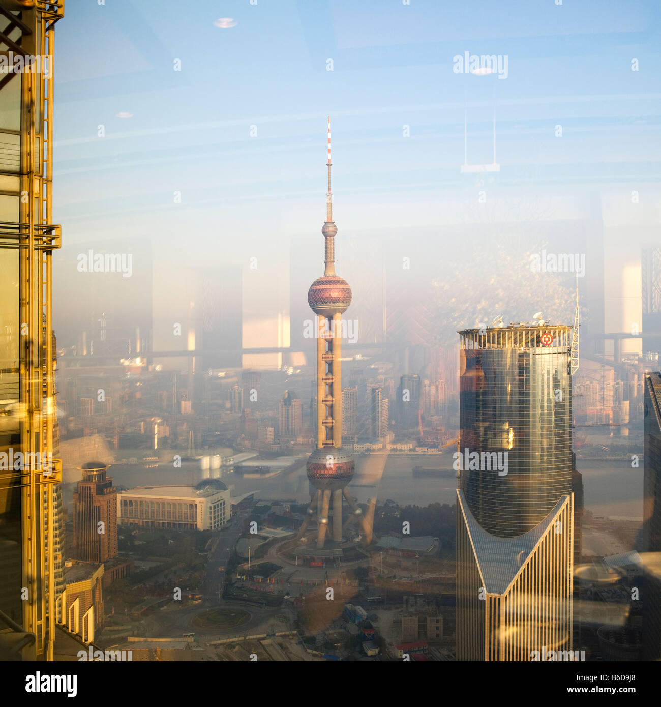 Oriental Pearl Tower e la Banca di Cina Shanghai in Cina suggeriscono la rimozione del logo di BOC per ATL annuncio&utilizzo promozionale Foto Stock