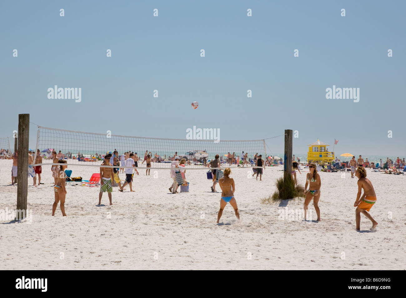 Partita di pallavolo sulla spiaggia durante le vacanze di primavera tempo su Siesta Key spiaggia pubblica sulla costa del Golfo della Florida Foto Stock
