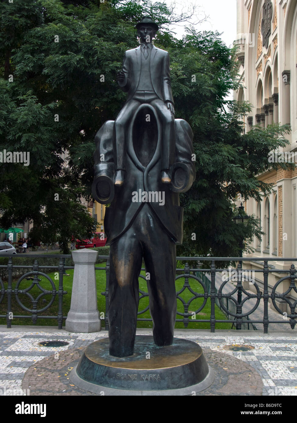 FRANZ KAFKA monumento dalla Sinagoga Spagnola JOSEFOV QUARTIERE EBRAICO DI PRAGA REPUBBLICA CECA Foto Stock