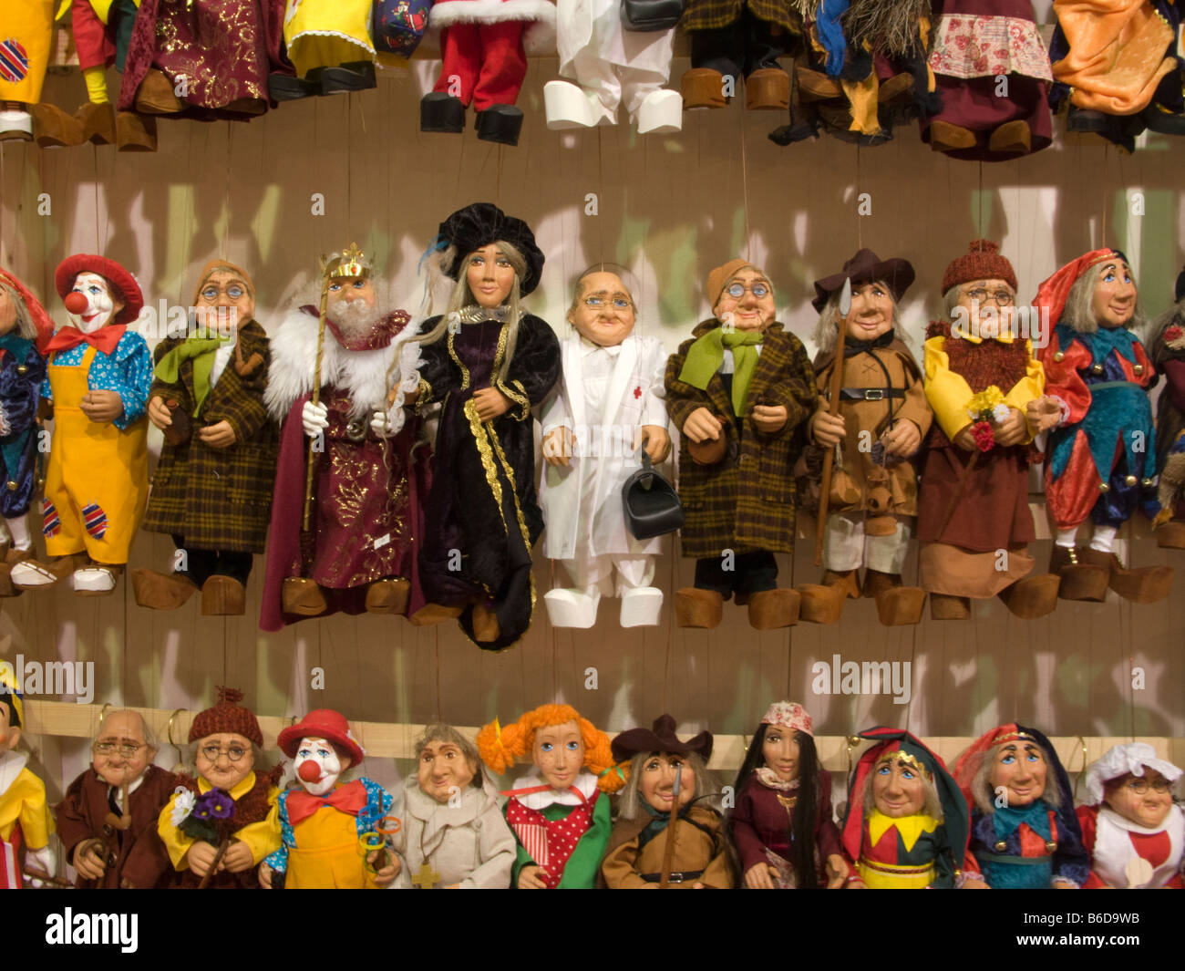 Folclore ceco di marionette in negozio di souvenir CITTÀ VECCHIA Staré Mesto Praga REPUBBLICA CECA Foto Stock