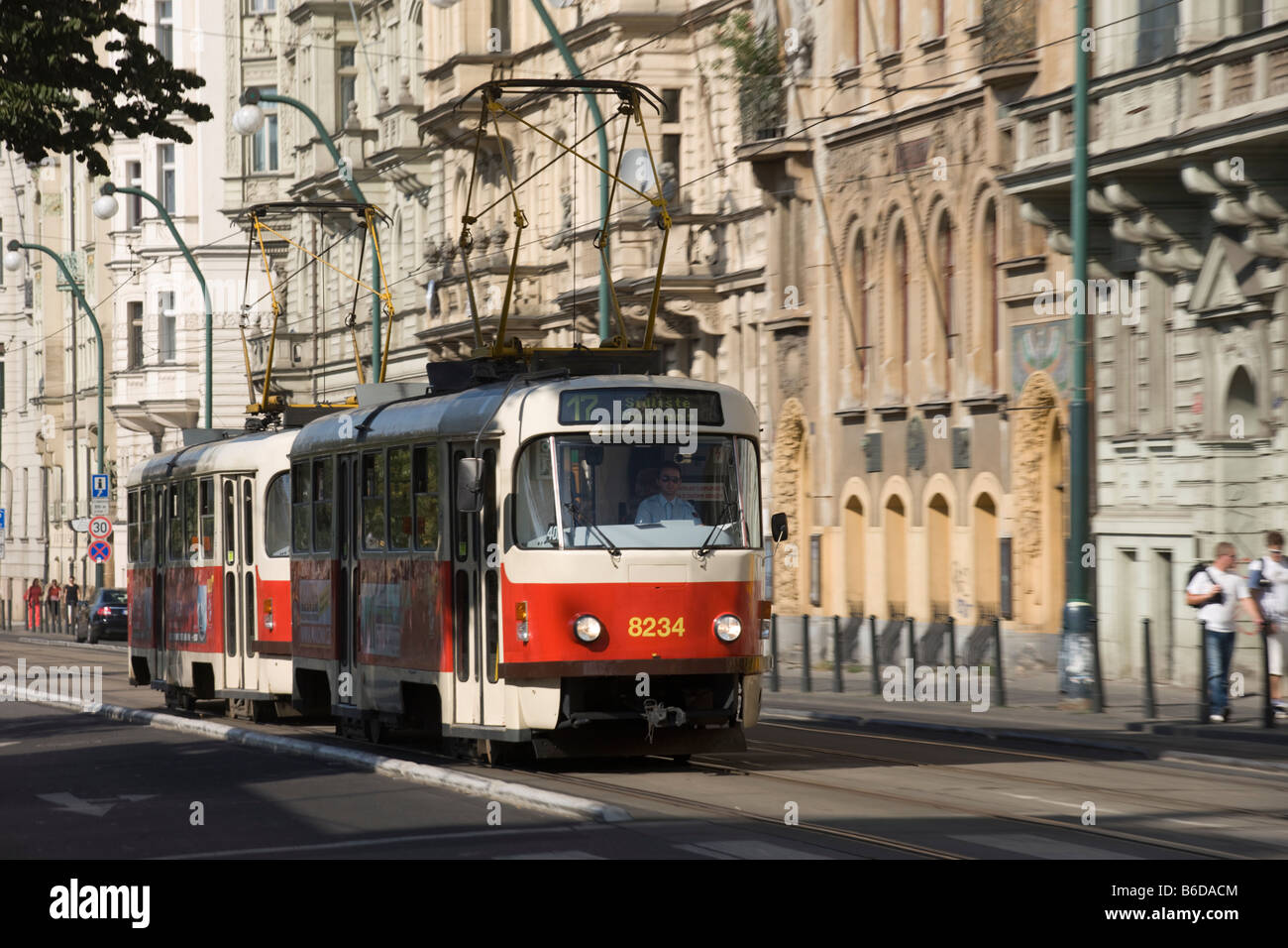 Il tram SMETANOVO NABREZI STREET OLD TOWN Staré Mesto Praga REPUBBLICA CECA Foto Stock