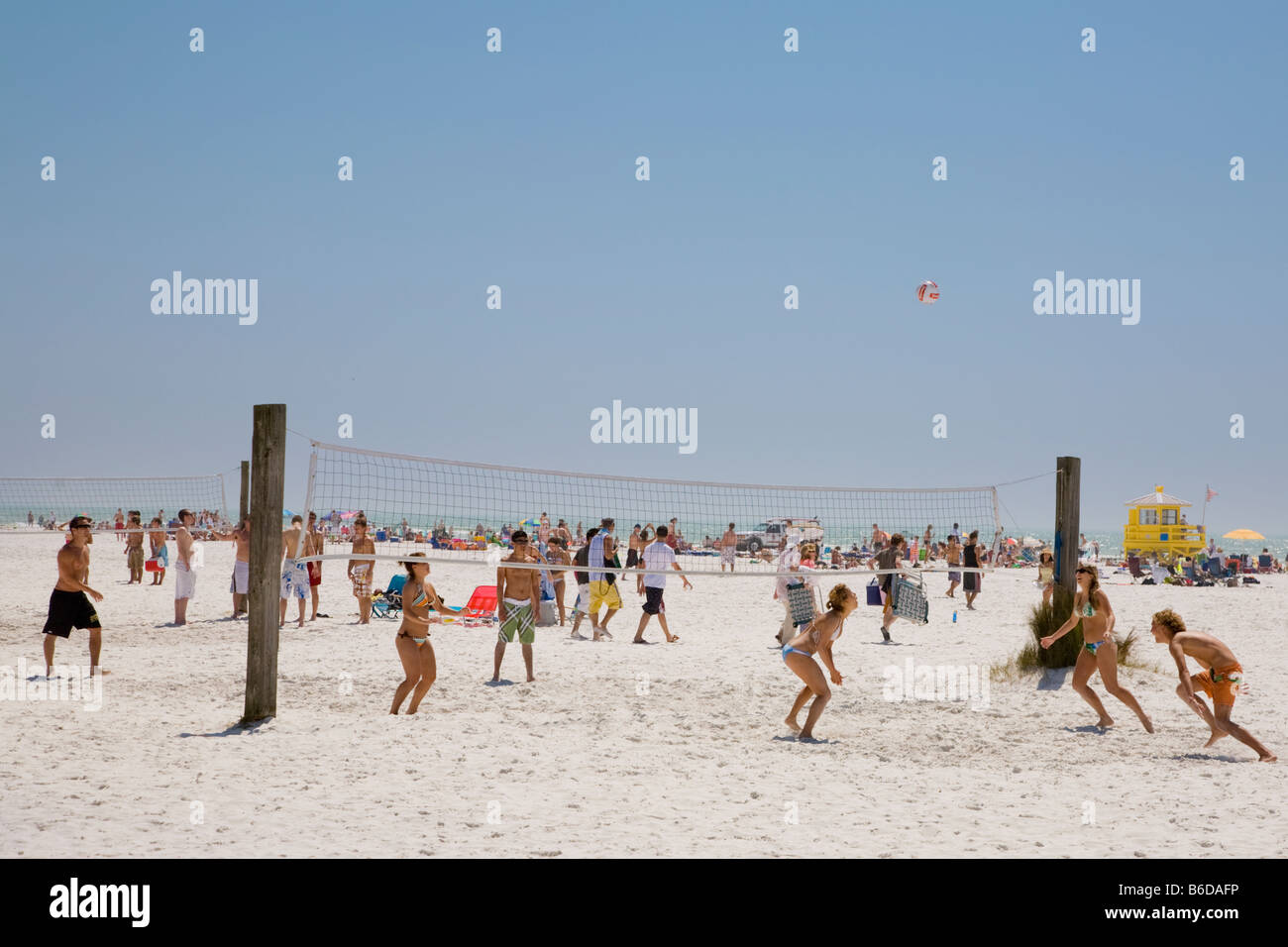 Partita di pallavolo sulla spiaggia durante le vacanze di primavera tempo su Siesta Key spiaggia pubblica sulla costa del Golfo della Florida Foto Stock
