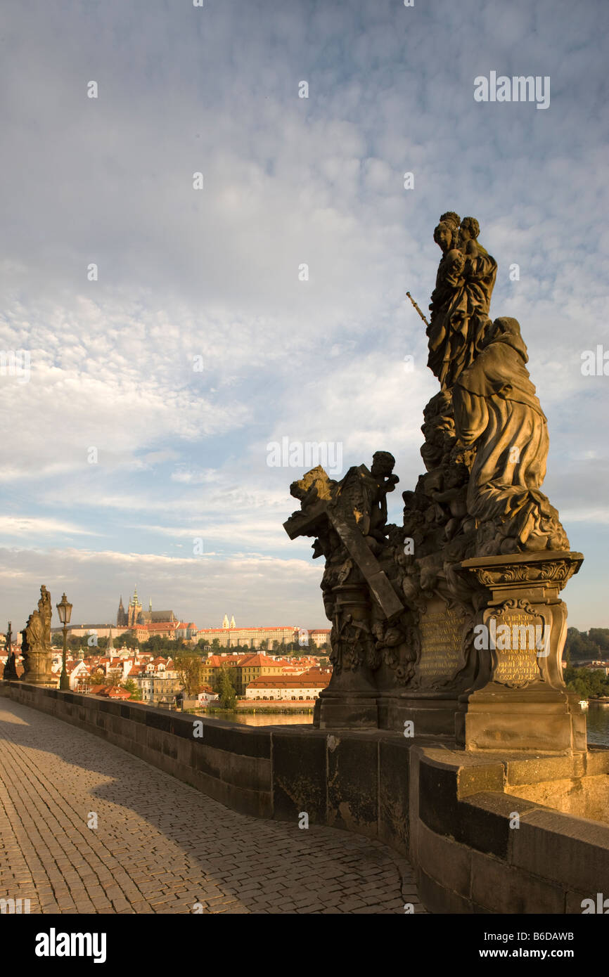 Statue barocche re Carlo IV BRIDGE PRAGA REPUBBLICA CECA Foto Stock