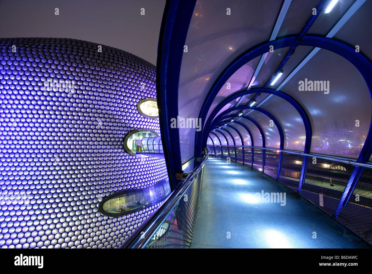 Il Selfridges edificio nel centro della città di Birmingham Inghilterra parte del Centro Commerciale per lo shopping Bullring di notte con ponte selfridges Foto Stock