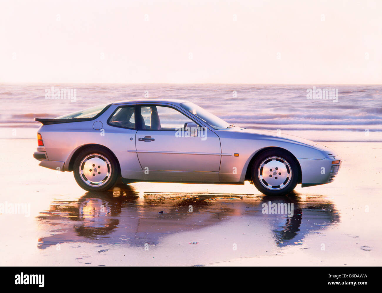 1987 Porsche 944 Turbo su Pendine Sands in Galles all'alba Foto Stock
