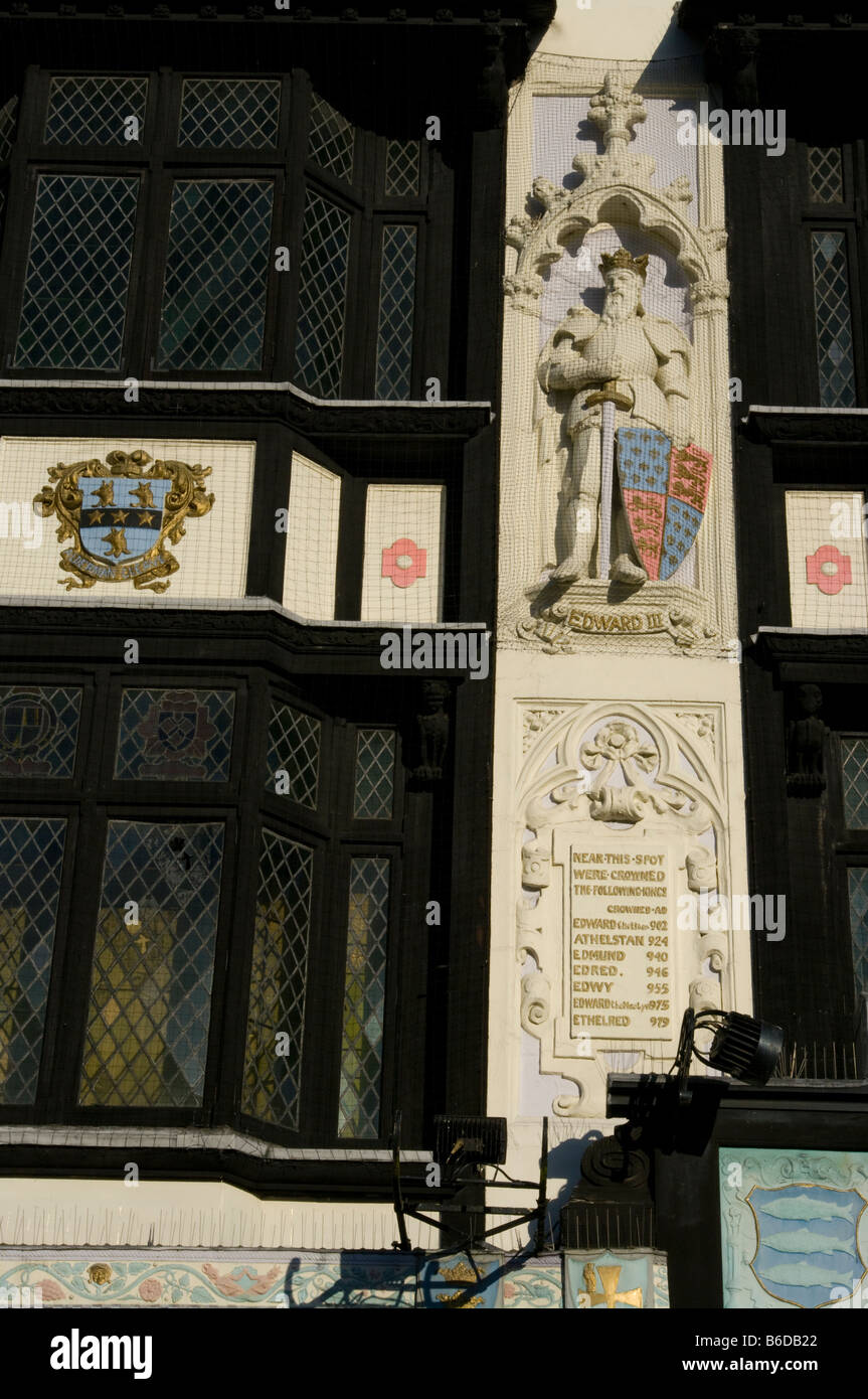 Incoronazione dettagli su Tudor edifici di stile in luogo di mercato Kingston Upon Thames Surrey Foto Stock
