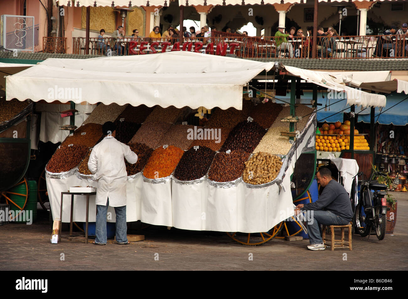 Pressione di stallo di mercato a Djemaa el Fna luogo a Marrakech, Marocco Foto Stock