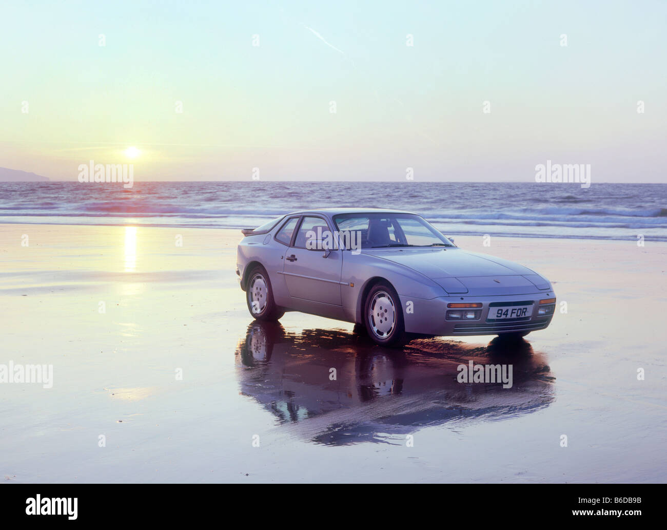 1987 Porsche 944 Turbo su Pendine Sands in Galles all'alba Foto Stock