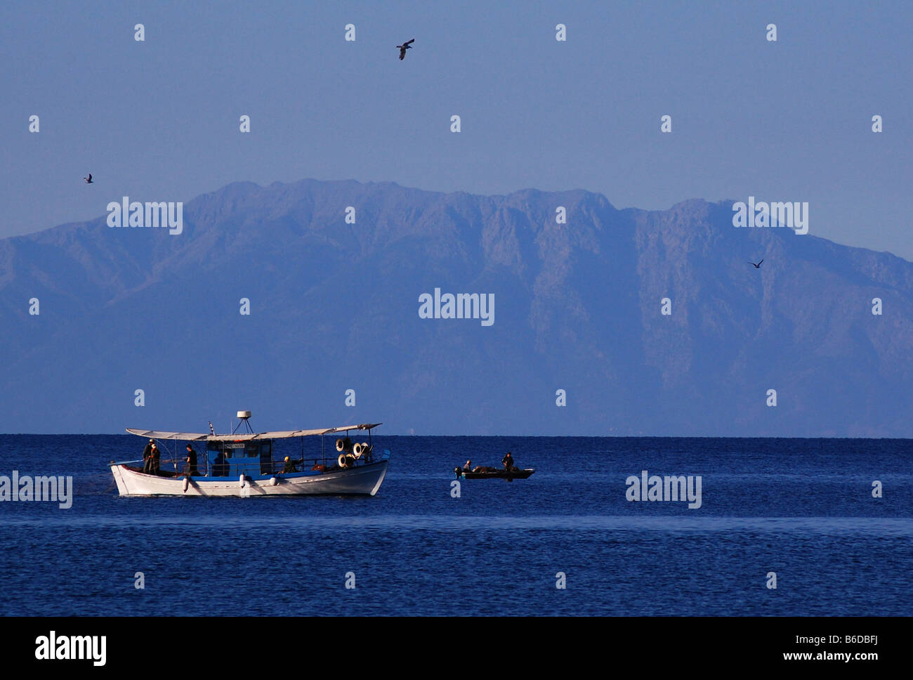 Greco tradizionale barca da pesca in mare del Nord della Grecia. Foto Stock