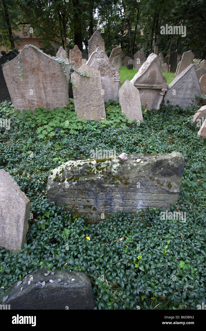 Affollato di lapidi vecchio cimitero ebraico Josefov QUARTIERE EBRAICO DI PRAGA REPUBBLICA CECA Foto Stock