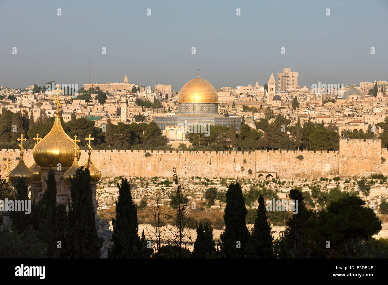 Chiesa Russa Ortodossa cupole e Cupola della roccia al monte del tempio città vecchia Gerusalemme ISRAELE Foto Stock