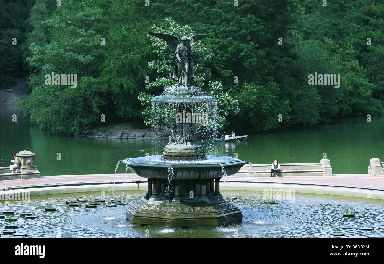 Fontana di Bethesda, al Central Park di New York City. La scultura in cima è angelo delle acque ed è stato progettato da Emma Stebbins nel 1873. Foto Stock