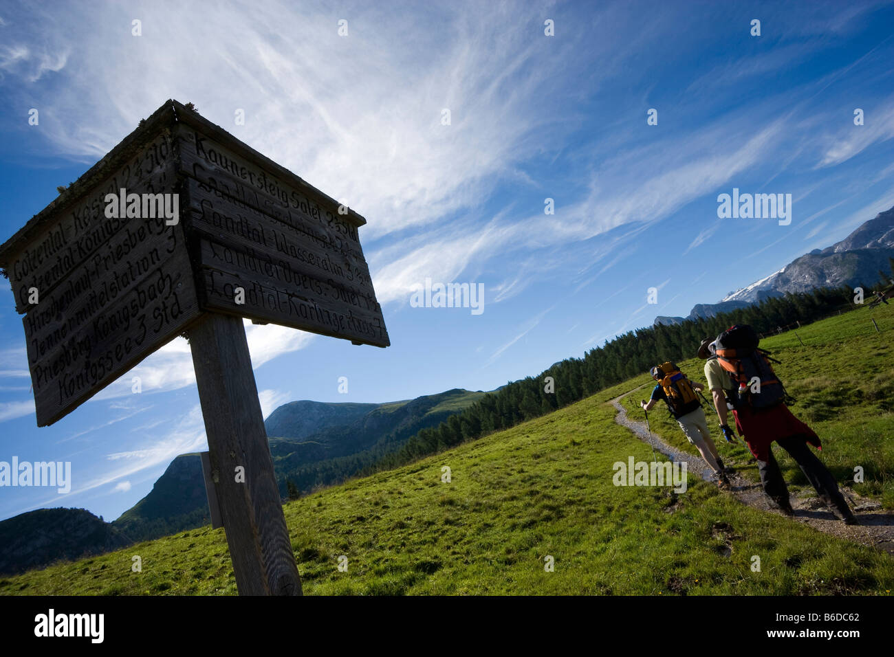 Due escursionisti sul sentiero che passa vicino a signpost Koenigssee sulle Alpi di Berchtesgaden Germania Agosto 2008 Foto Stock