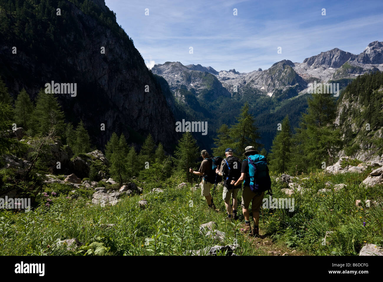 Gruppo di escursionisti a piedi verso il basso sul sentiero stretto vicino Koenigssee sulle Alpi di Berchtesgaden Germania Agosto 2008 Foto Stock