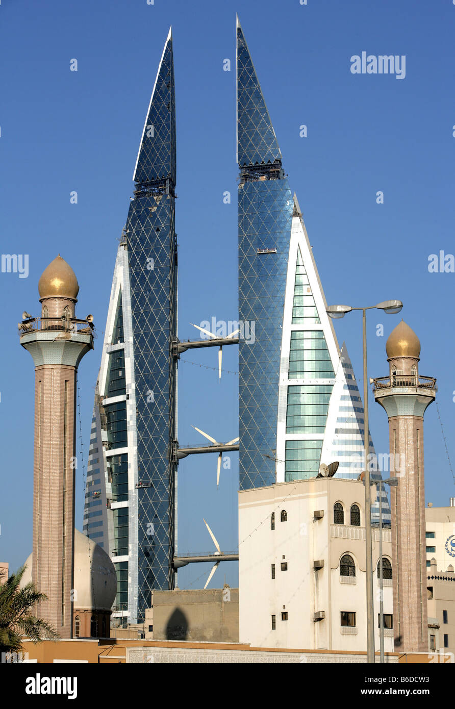 BRN, Bahrain: Manama, Bahrain World Trade Center, la moschea Foto Stock