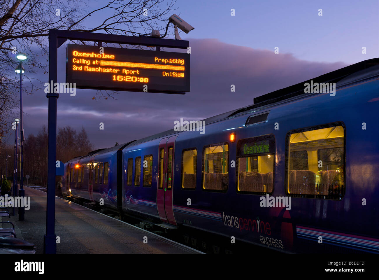Treno a Windermere stazione ferroviaria, Parco Nazionale del Distretto dei Laghi, Cumbria, England Regno Unito Foto Stock