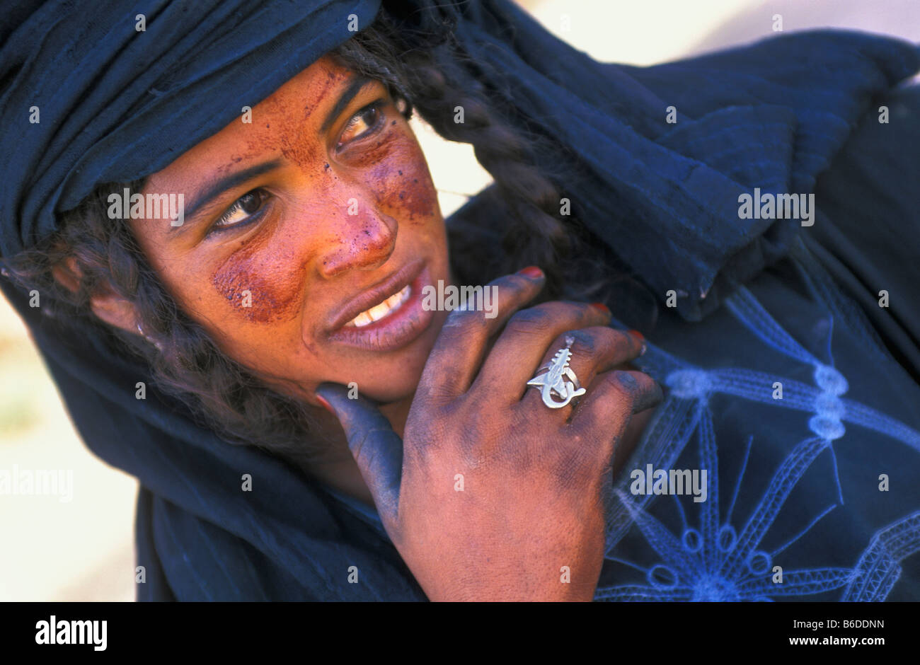 Niger Agadez. Donna della tribù Tuareg. Foto Stock