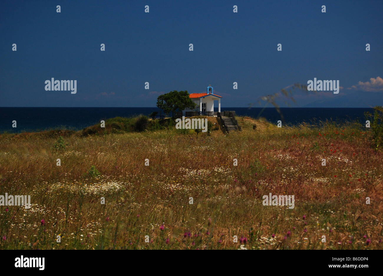 Piccola chiesa greca impostato tra fiori Foto Stock