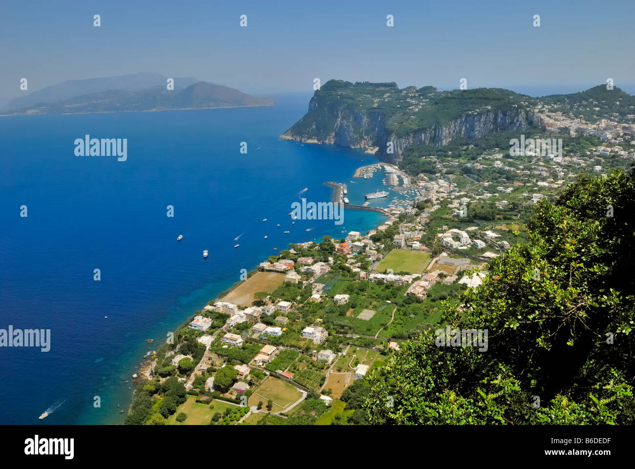 Marina Grande è l'hub del trasporto dell'isola di Capri. Tutti i traghetti e gli aliscafi per arrivare a Marina Grande. Isola di Capri, Italia. Foto Stock