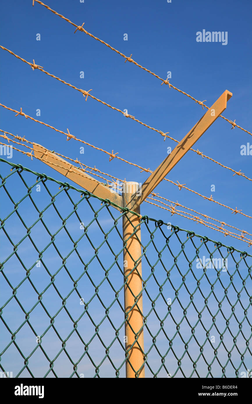 Filo spinato recinto di sicurezza. Foto Stock