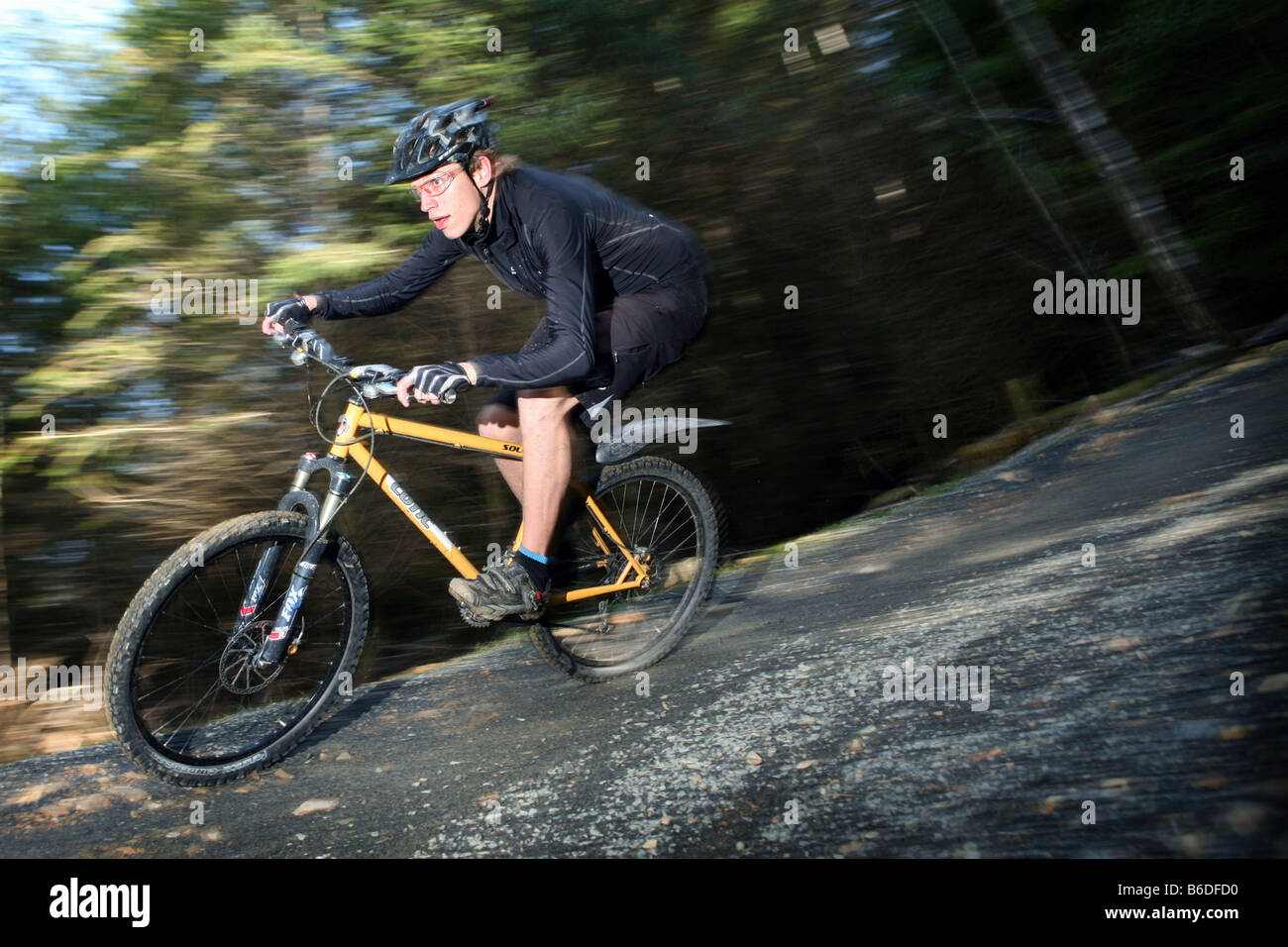 Mountain Biker guida in discesa alla velocità Foto Stock