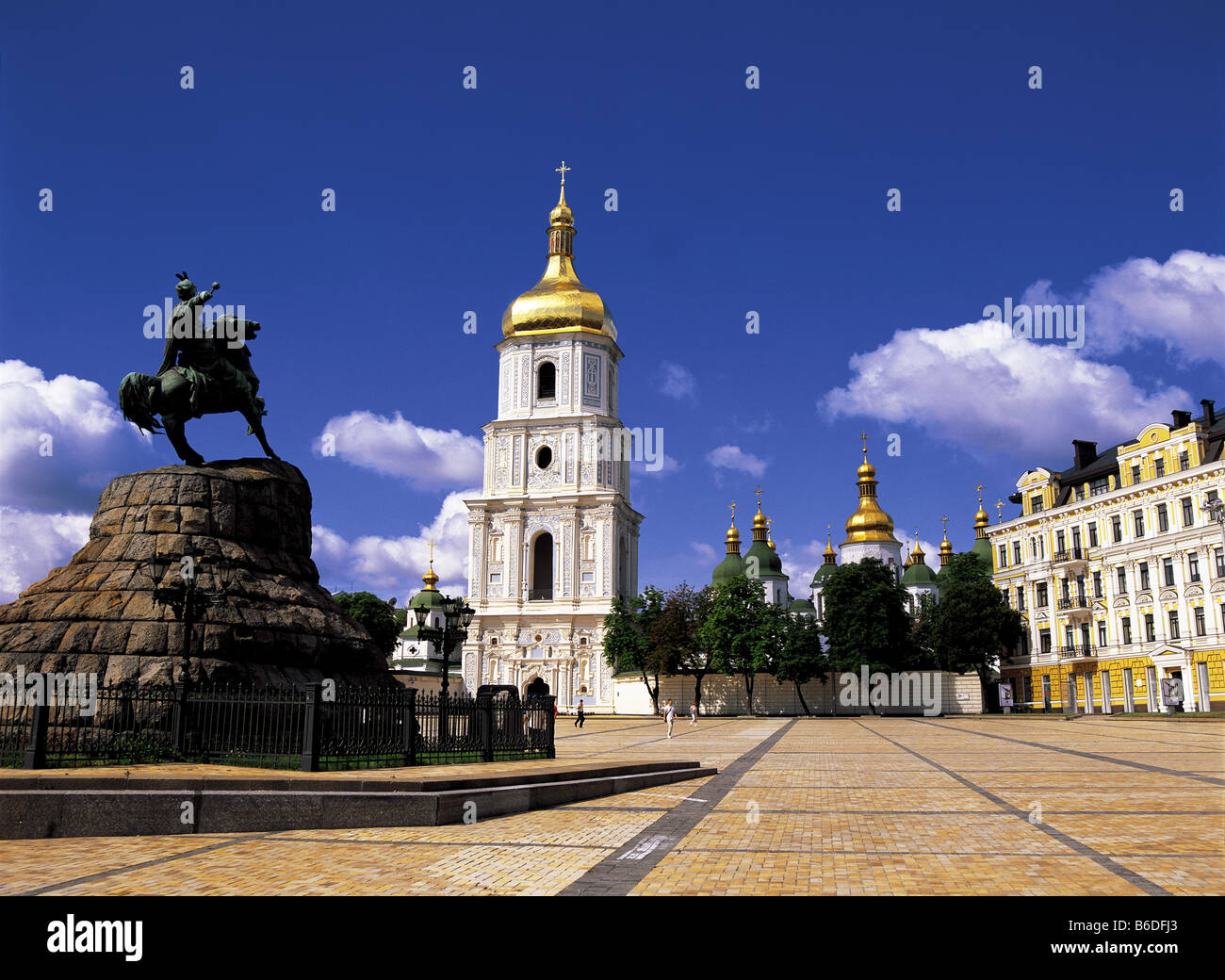 Sofiyska Square e St. Sophia cattedrale, Kiev, Ucraina Foto Stock