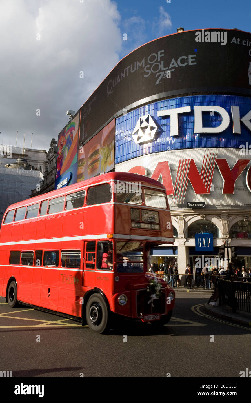 Bus rosso a due piani. Piccadilly Circus, London, England, Regno Unito Foto Stock