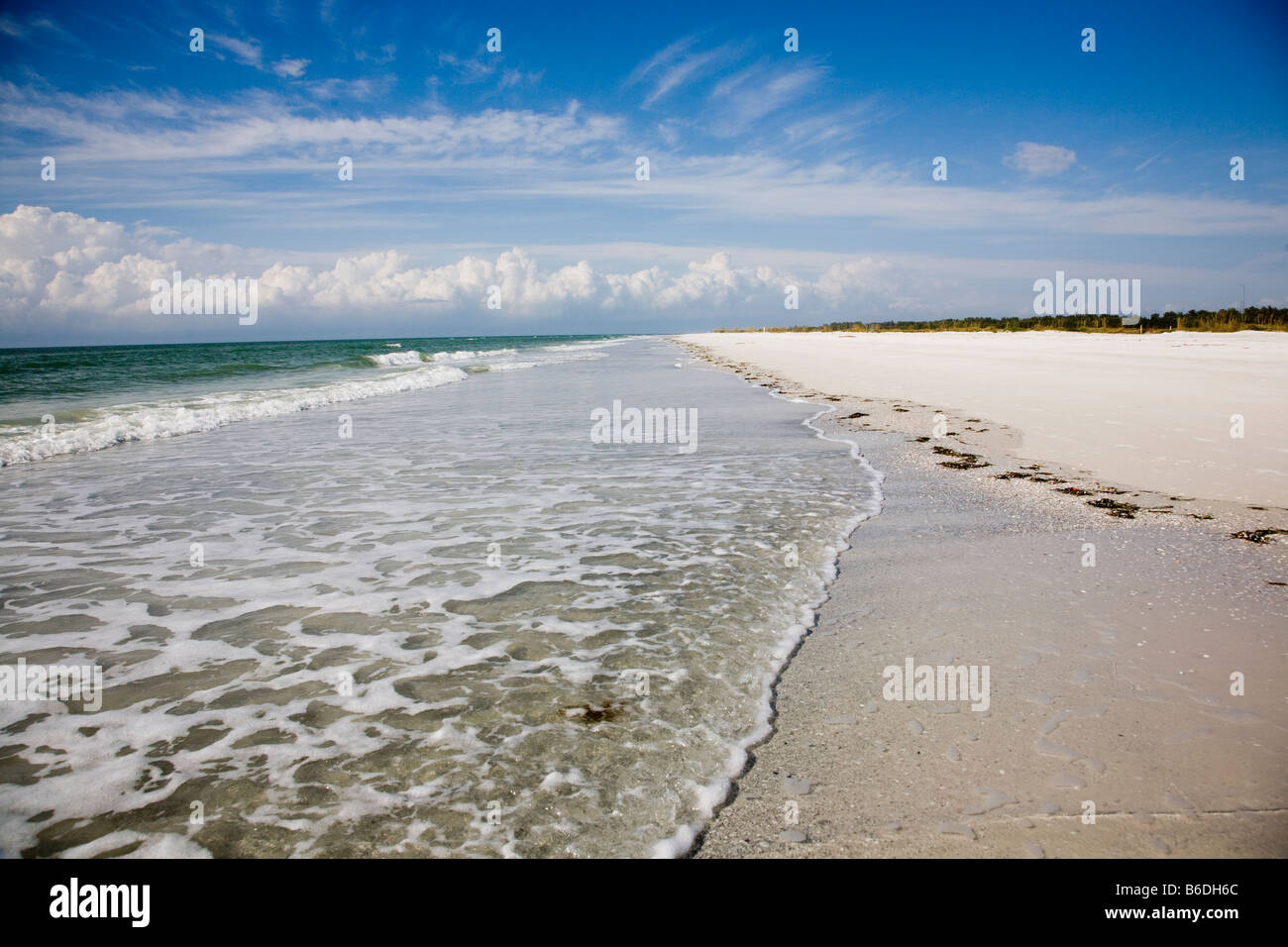 Un'onda si blocca sulla spiaggia di Fort Desoto Park a San Pietroburgo, in Florida. Foto Stock