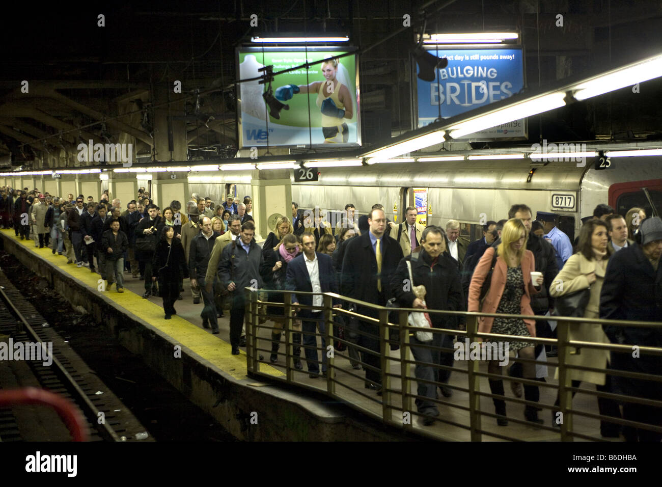 La Grand Central Station New York City pendolari dello sbarco di un Metrro nord del treno Foto Stock