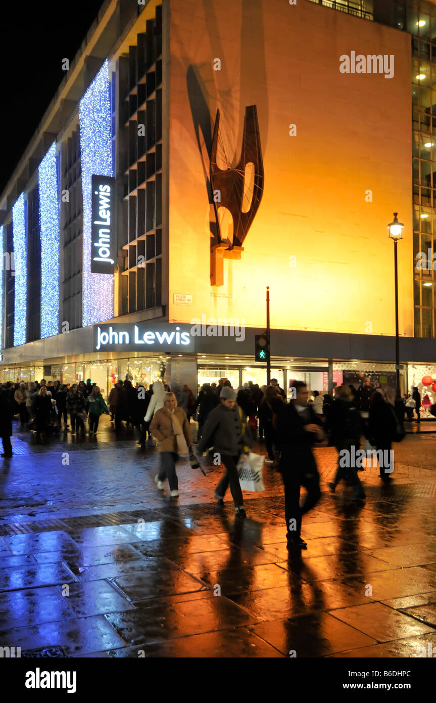 John Lewis department store in Oxford street con acquirenti e la Barbara Hepworth scultura "figura alata' dopo la doccia a pioggia Londra Inghilterra REGNO UNITO Foto Stock