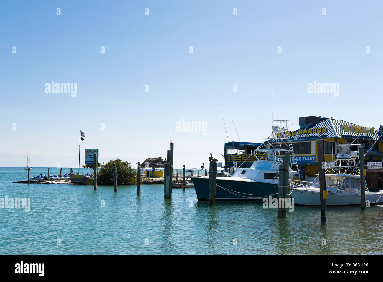 Barche da pesca per la carta nella parte anteriore del ristorante sul mare, porto di balena, Upper Matecumbe Key, Islamorada, Florida Keys Foto Stock