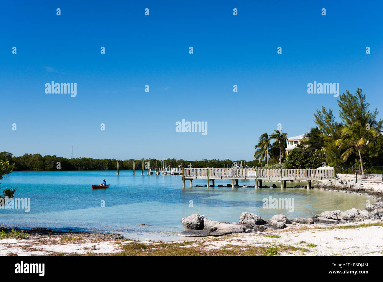 Canoeist davanti la pesca del molo, Sombrero Beach, Vaca Key, maratona, Florida Keys Foto Stock