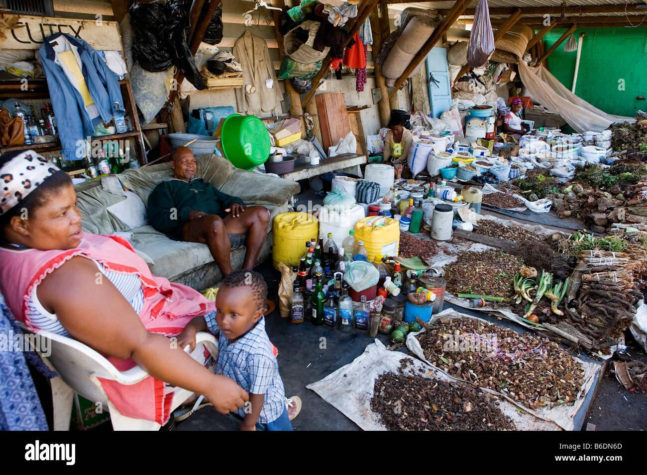Sud Africa. Durban. Mercato. La vendita di piante e spezie per uso medico. Foto Stock