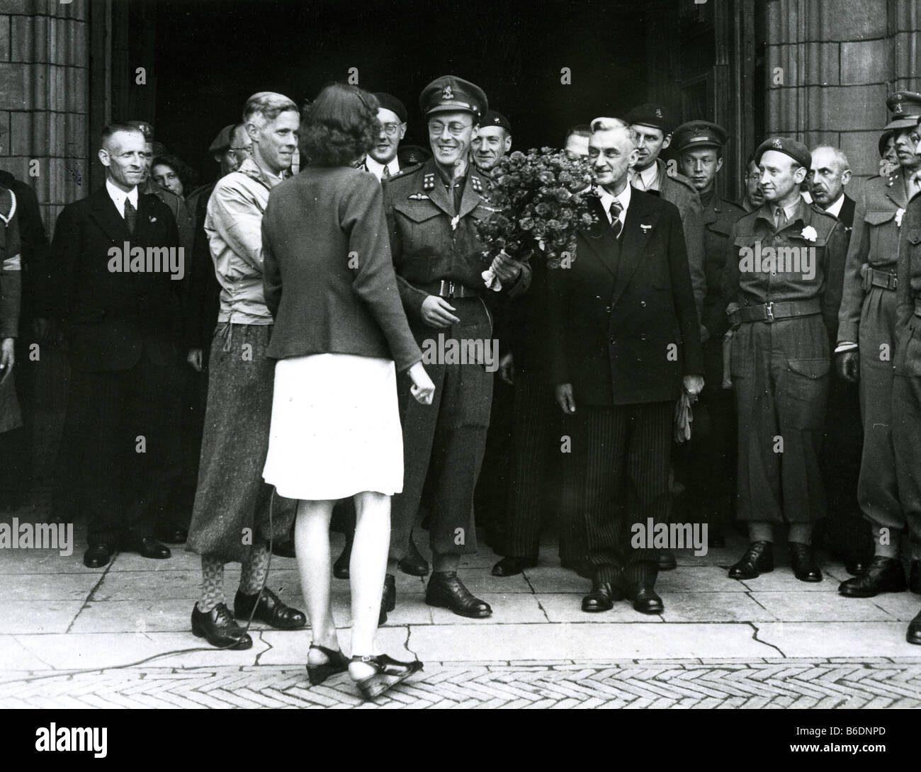 Il principe BERNHARDT lasciando Delft cattedrale nel giugno 1945 come parte del suo la nostra di liberato Holland Foto Stock