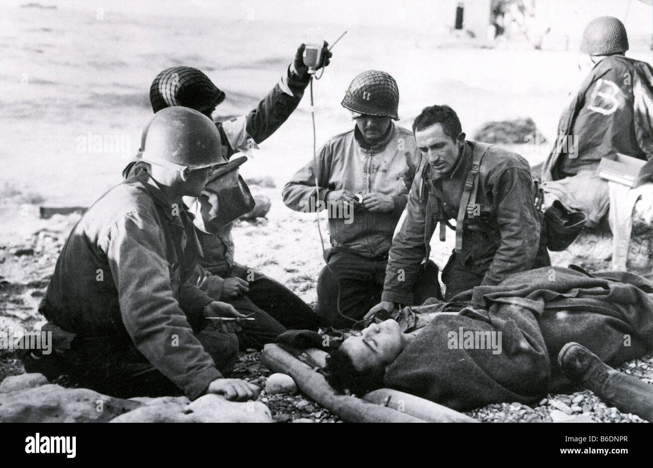 Il D-Day US Army medics dare una trasfusione di sangue di una spiaggia della Normandia il 6 giugno 1944 Foto Stock