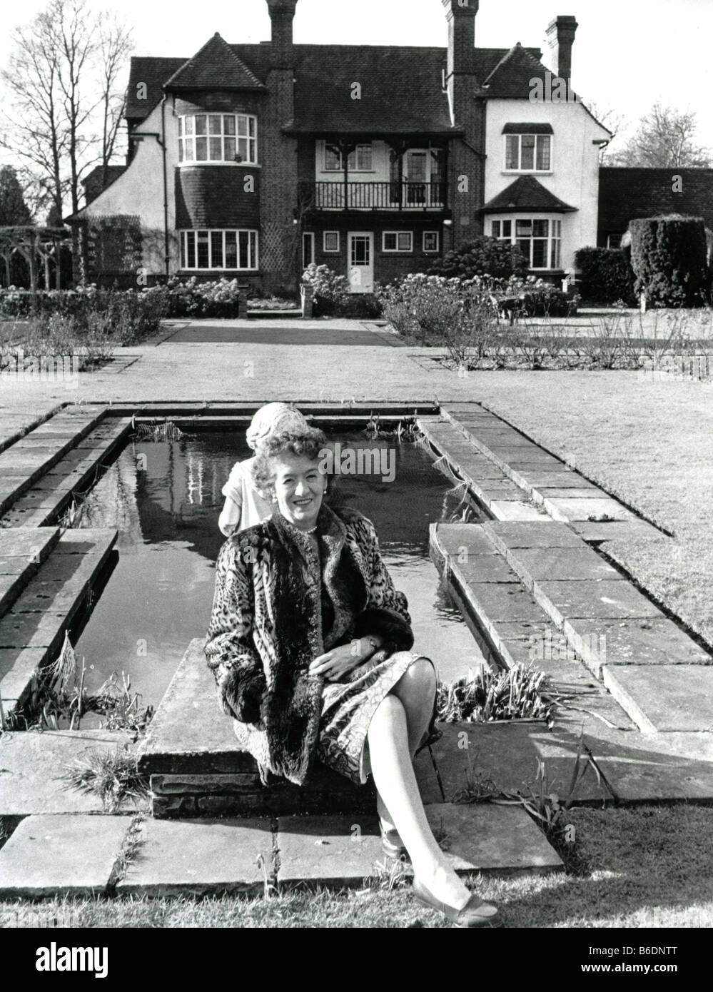 ENID CHELMSFORD inglese scrittore per bambini presso il suo siepi verdi home in Beaconsfield nel 1962 Foto Stock