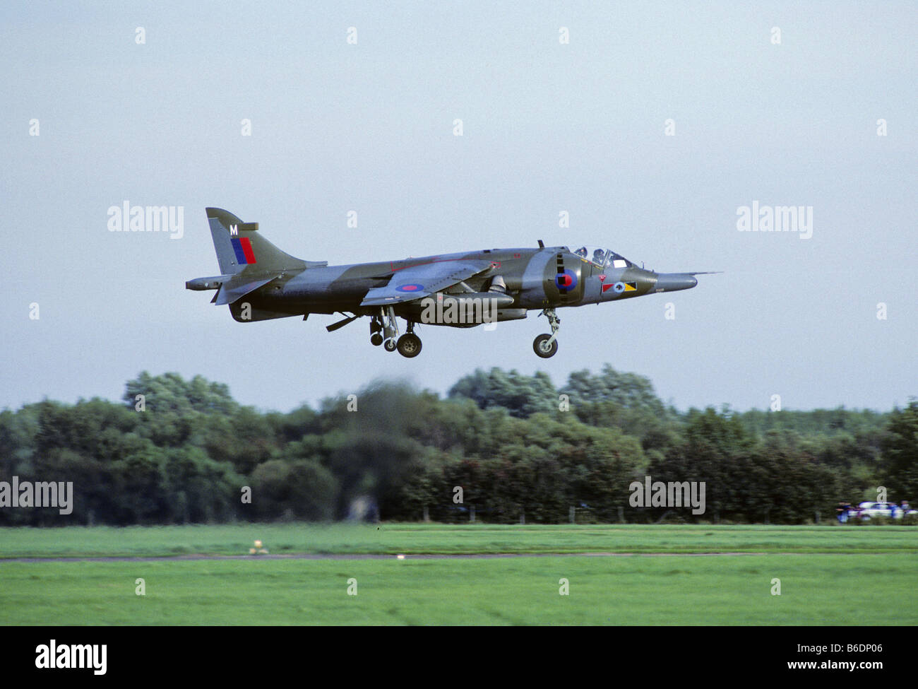 RAF HAWKER SIDDELEY Harrier GR-1 volare a bassa velocità con Hovering Landing Gear Down Foto Stock