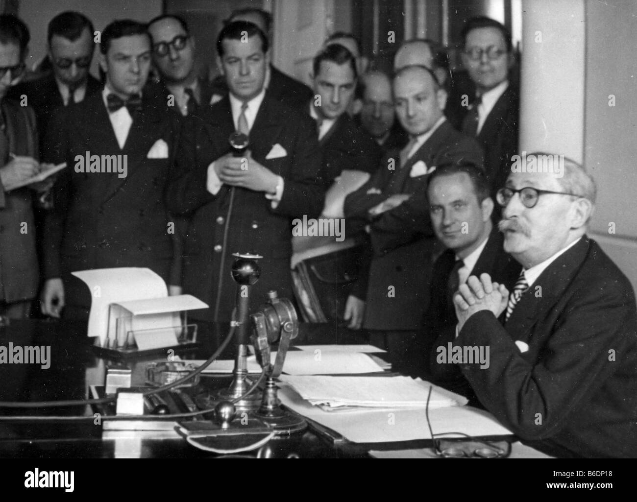 LEON BLUM 1872-1950 socialista francese più seduto a destra dando una conferenza stampa dopo un viaggio in America Foto Stock