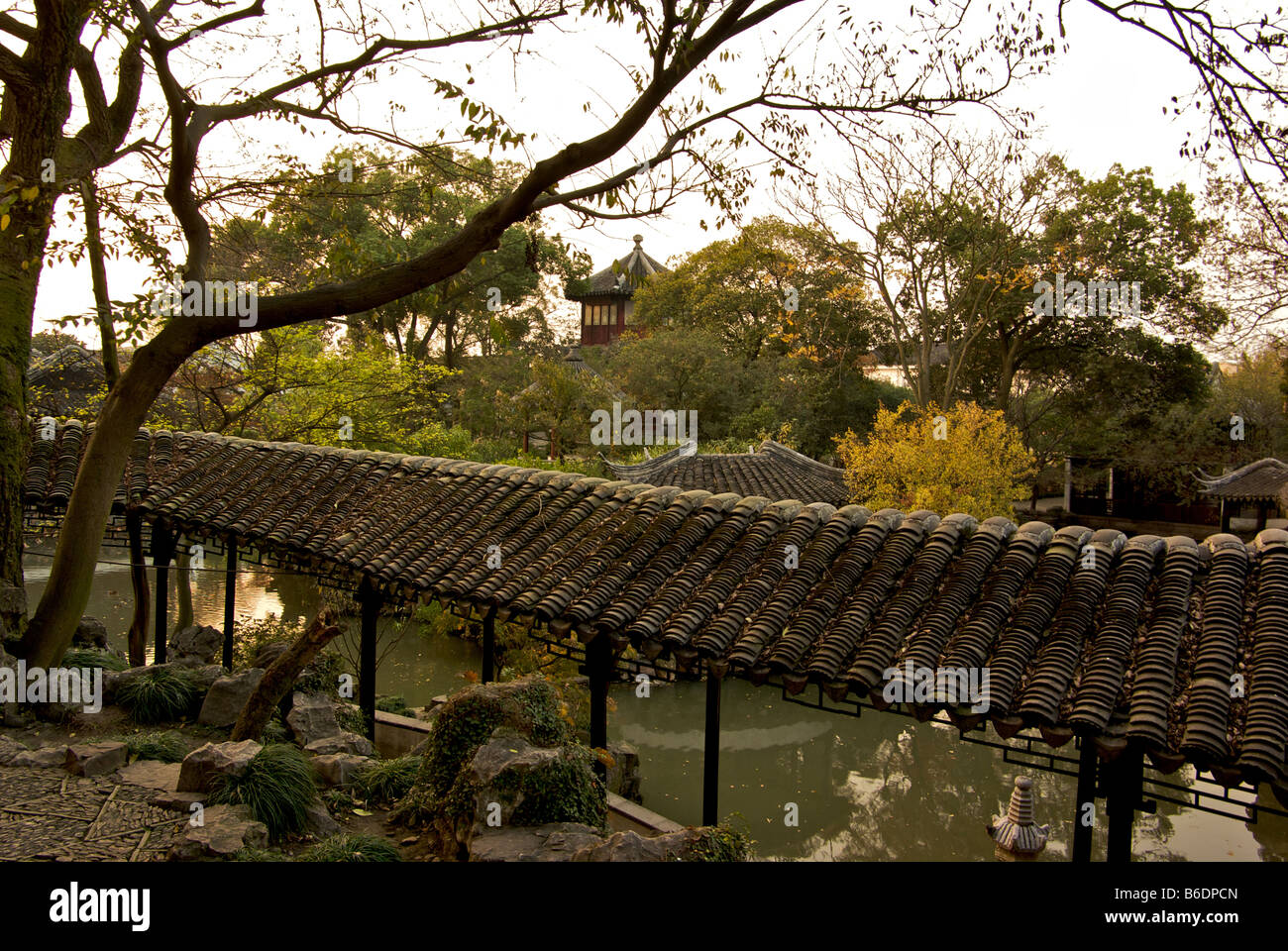 400 enne ex giardino privato dell'amministratore umile della dinastia Ming UNESCO World Heritage Site al tramonto Foto Stock