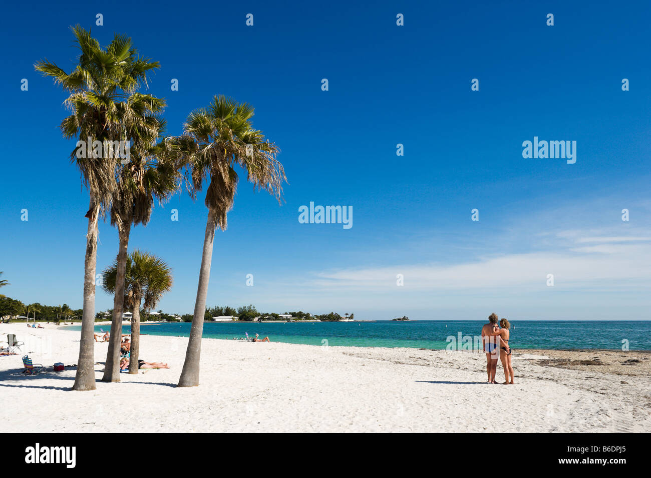 Coppia sulla spiaggia del Sombrero, Vaca Key, maratona, Florida Keys Foto Stock