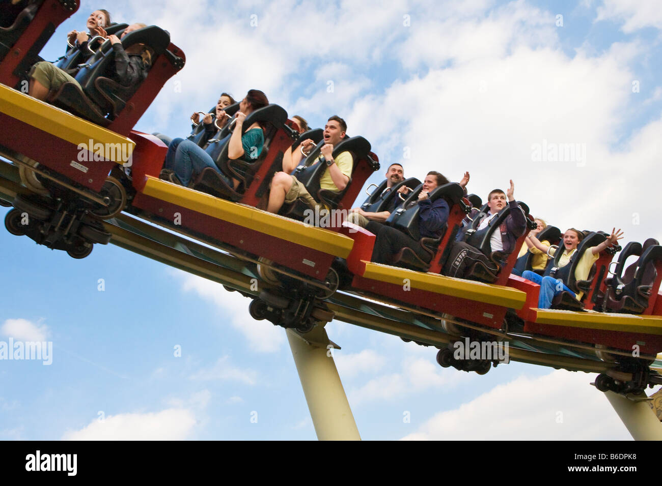 Persone a cavallo del colosso Rollercoaster a Thorpe Park Foto Stock