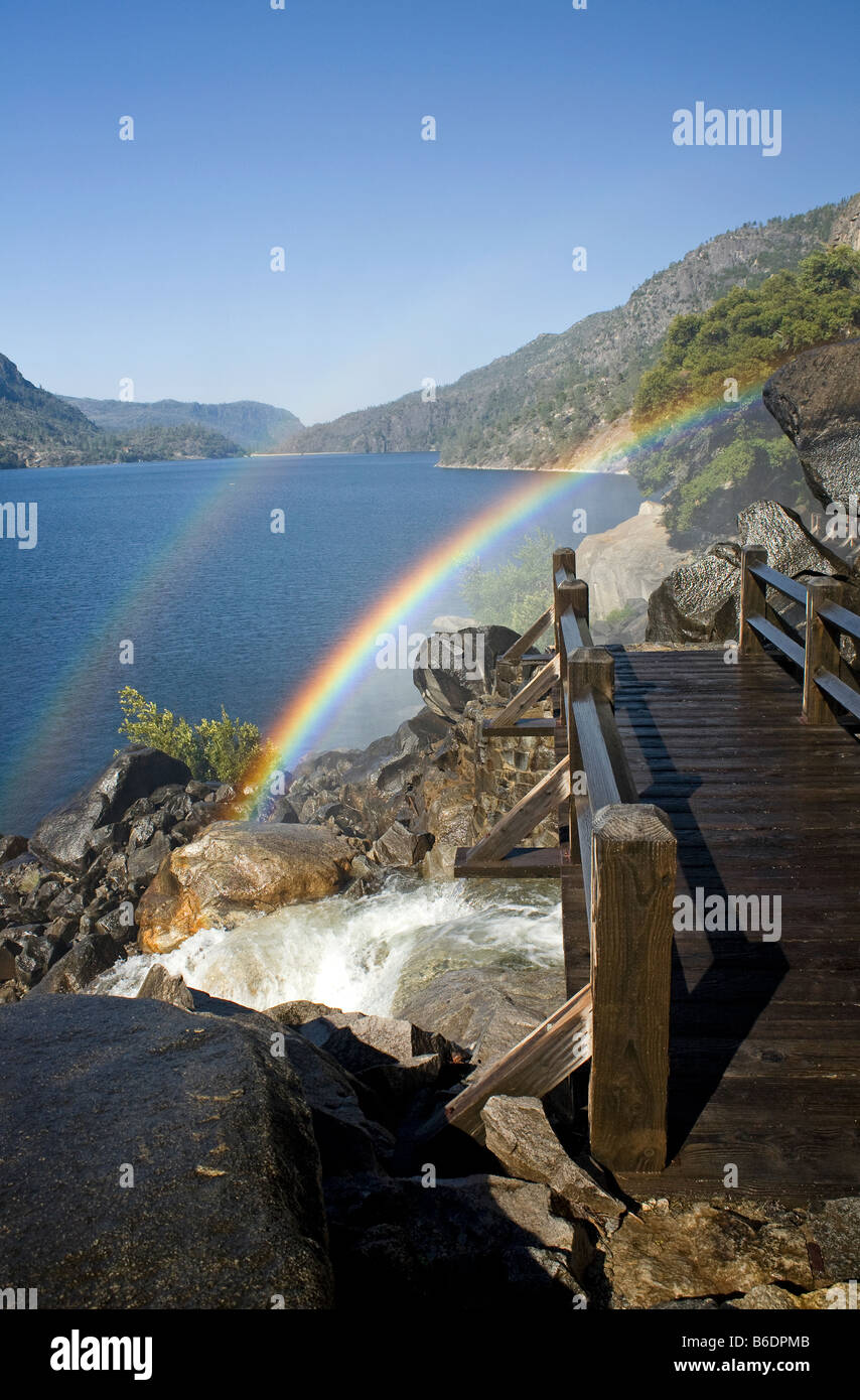 CALIFORNIA Rainbow oltre il sentiero alla base della Wapama cade sulle rive di Hetch Hetchy serbatoio nel Parco Nazionale di Yosemite Foto Stock