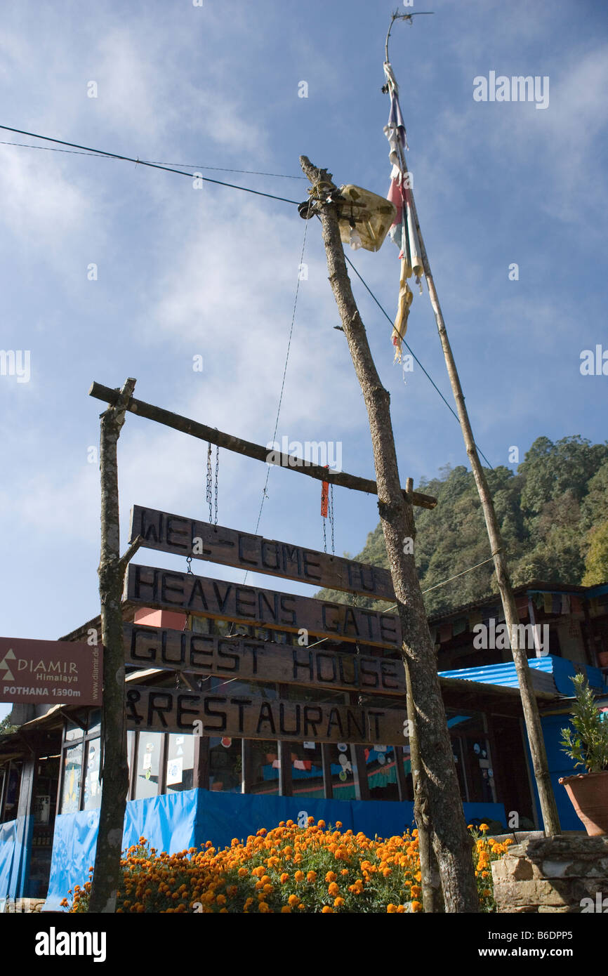 Cieli Gate Guest House e il ristorante a Pothana villaggio nella zona di Annapurna dell'himalaya,Nepal Foto Stock