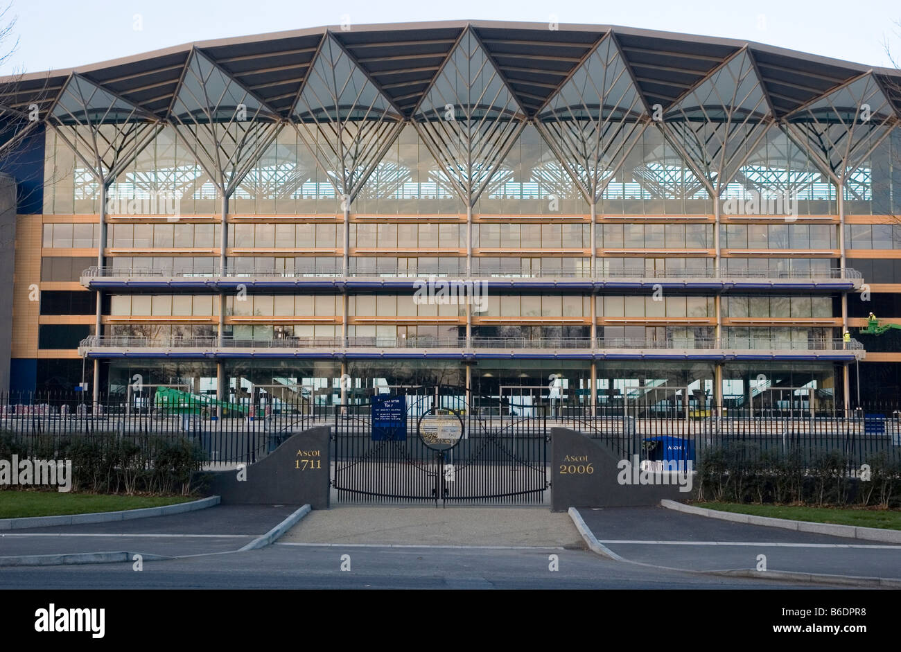 In Inghilterra. Ascot. Ri-sviluppato Ascot Stand, Racecourse entrata. Feb 2007. Foto Stock