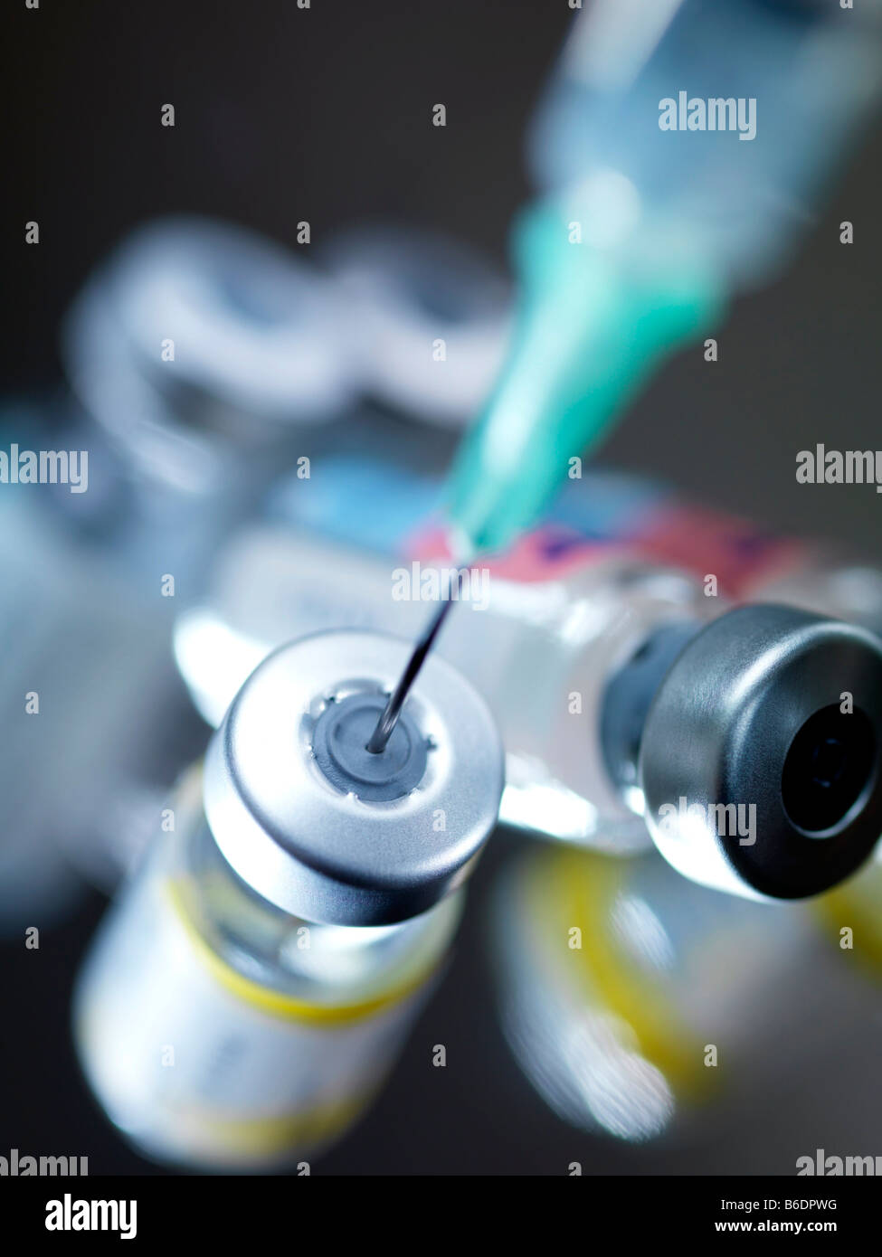 Ago inserito in un flaconcino di vaccino Foto Stock
